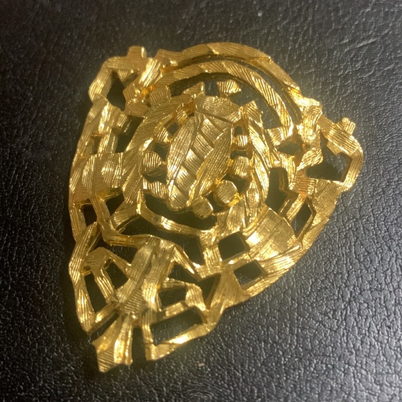 RARE ESTATE FIND… CASTLECLIFF .. Gold Crest Pendant … excellent condition - Picture 2 of 6